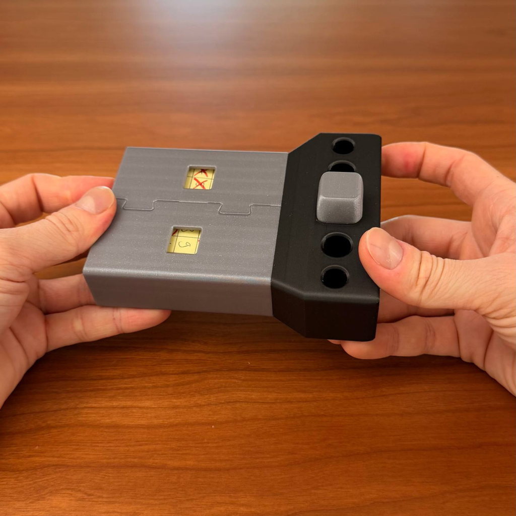 USB Note — Giant USB Sticky Note Holder & Desk Organizer